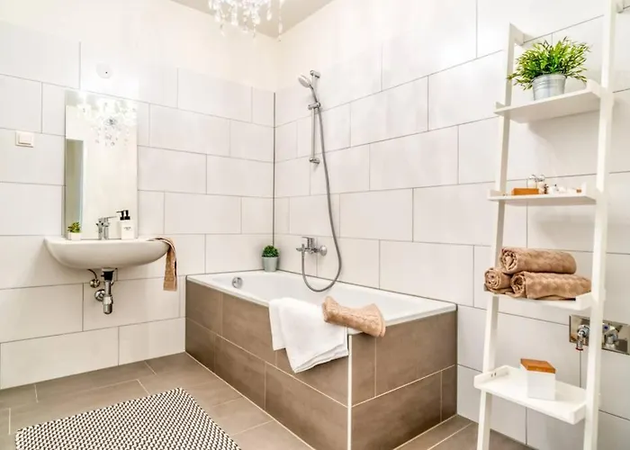 Modern & Sunny 52m2 With Balcony & Fast Wifi Bécs